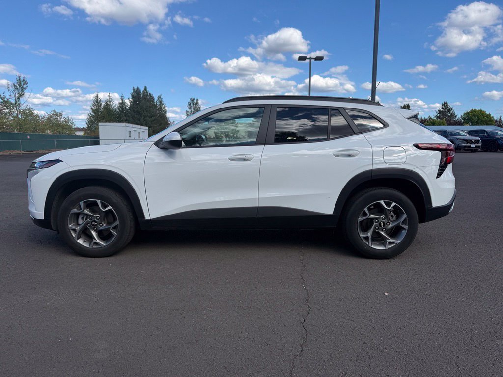 Used 2025 Chevrolet Trax LT w/ LT Convenience Package FWD image 4