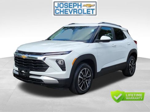 Used 2025 Chevrolet TrailBlazer LT AWD/4WD image 2