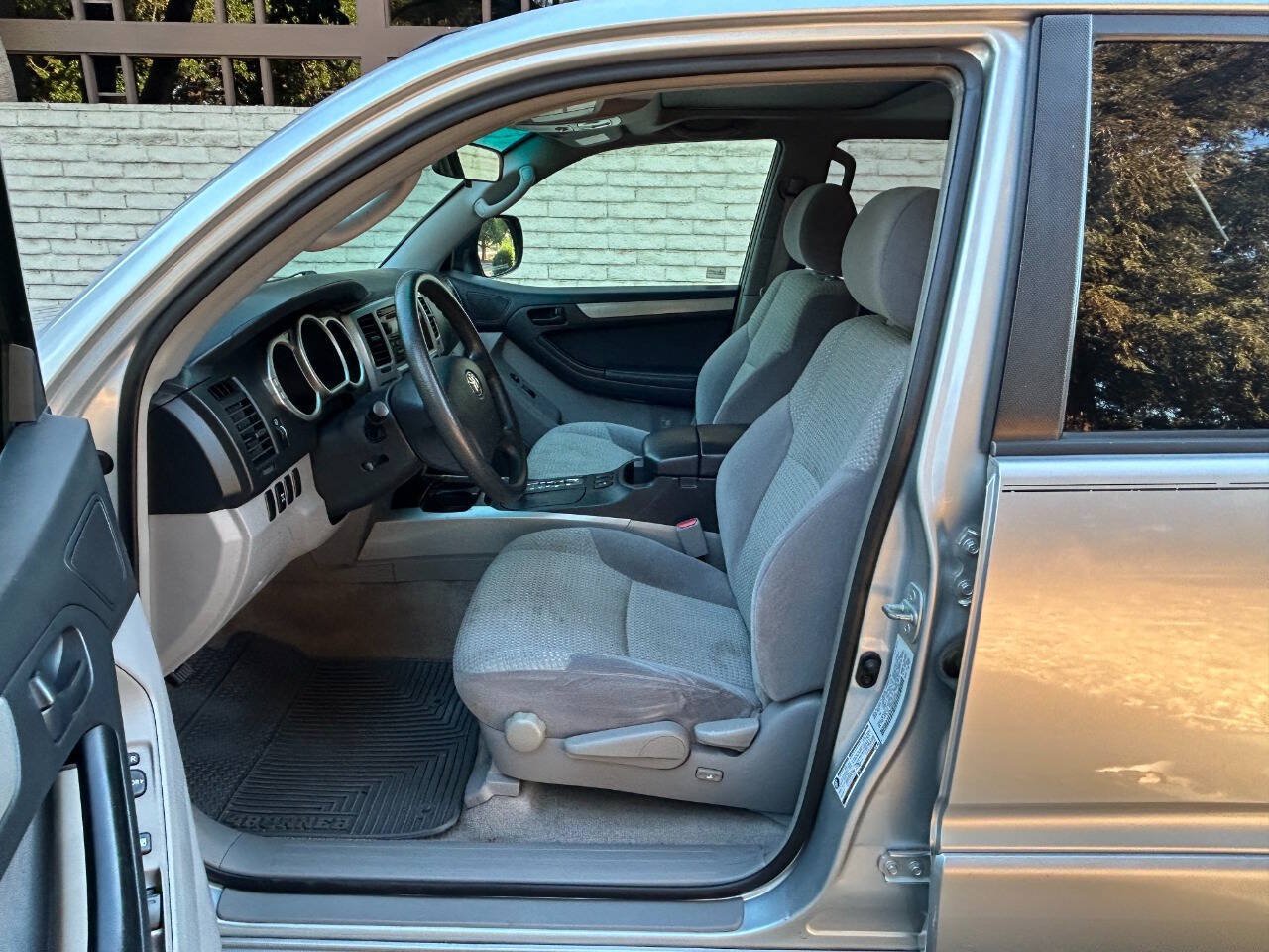 Used 2005 Toyota 4Runner SR5 AWD/4WD image 25