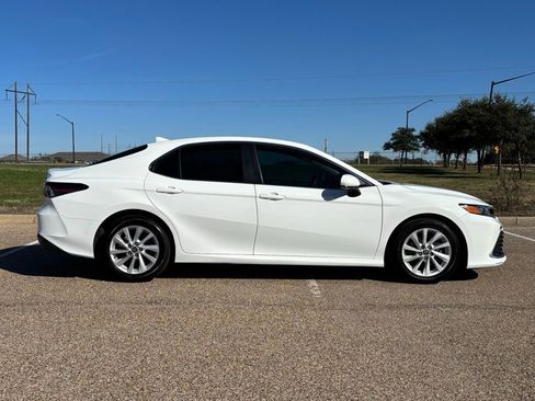 Used 2022 Toyota Camry LE image 5