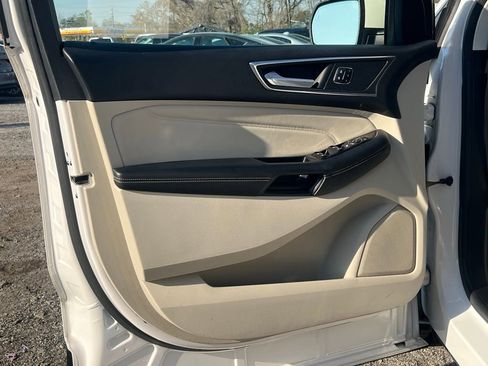 Used 2017 Ford Edge Titanium w/ Technology Package FWD image 9