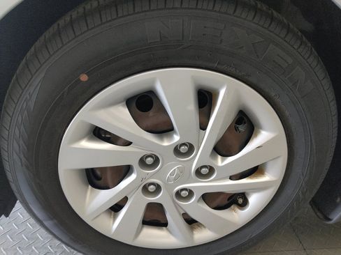 Used 2019 Hyundai Elantra SE FWD image 31