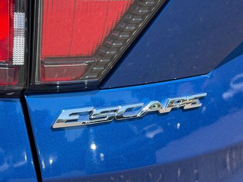 Used 2017 Ford Escape SE w/ SE Sport Appearance Package FWD image 8