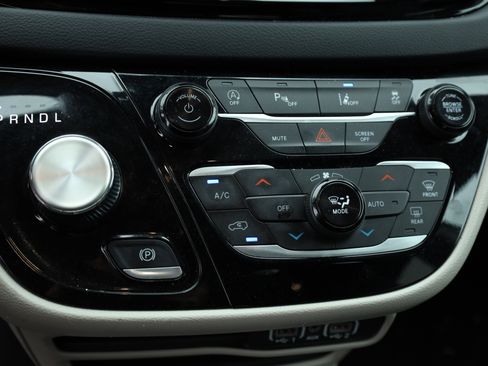 Used 2023 Chrysler Pacifica Touring-L image 9