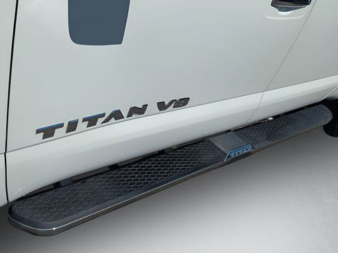 Used 2018 Nissan Titan SL w/ Chrome Package RWD image 9