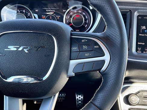 Used 2016 Dodge Challenger SRT image 19