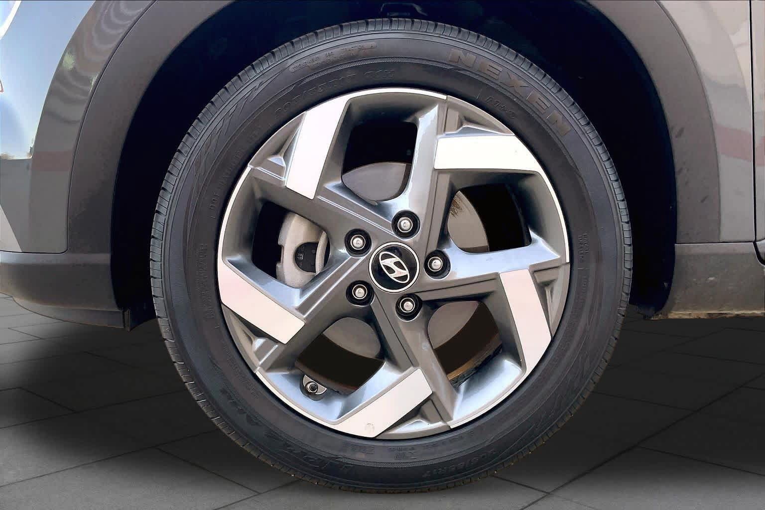 Certified 2025 Hyundai Venue SEL FWD image 10