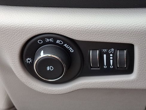 Used 2023 Chrysler Pacifica Touring-L FWD image 24