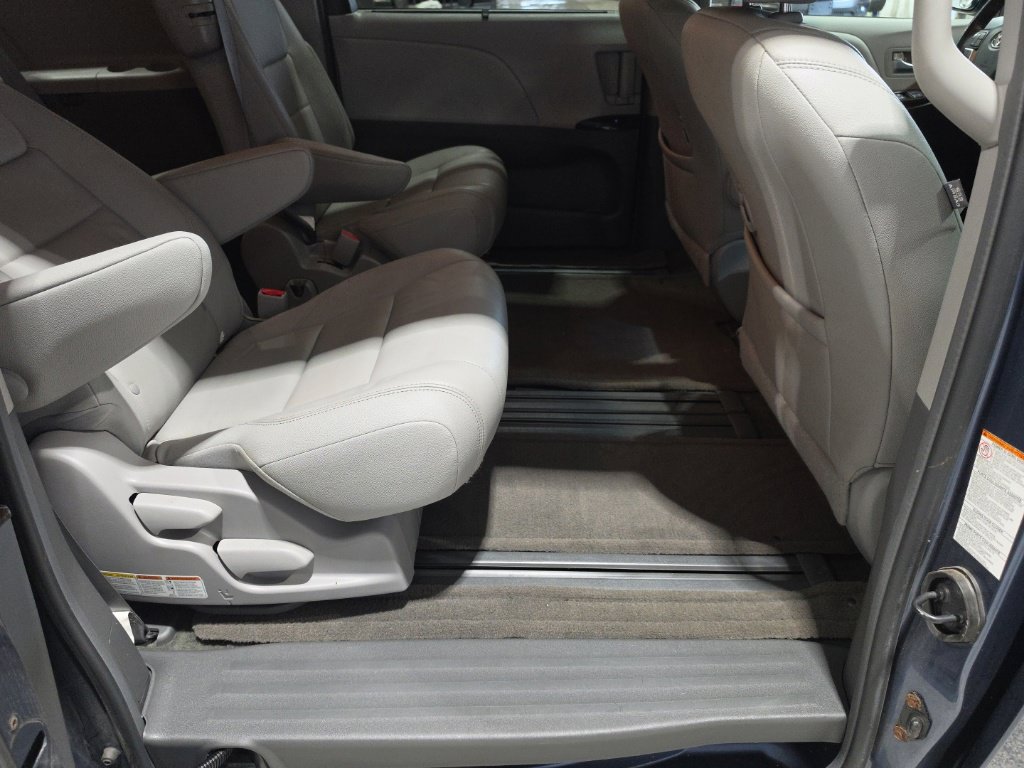 Used 2017 Toyota Sienna XLE FWD image 17