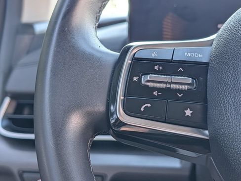 Used 2025 Kia Carnival EX FWD image 29