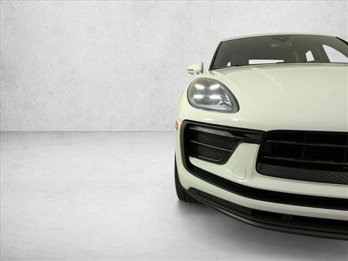 Certified 2025 Porsche Macan image 12