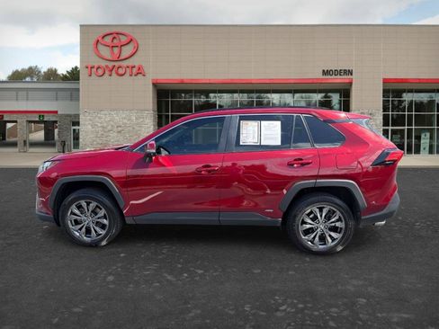 Certified 2022 Toyota RAV4 XLE Premium AWD/4WD image 7
