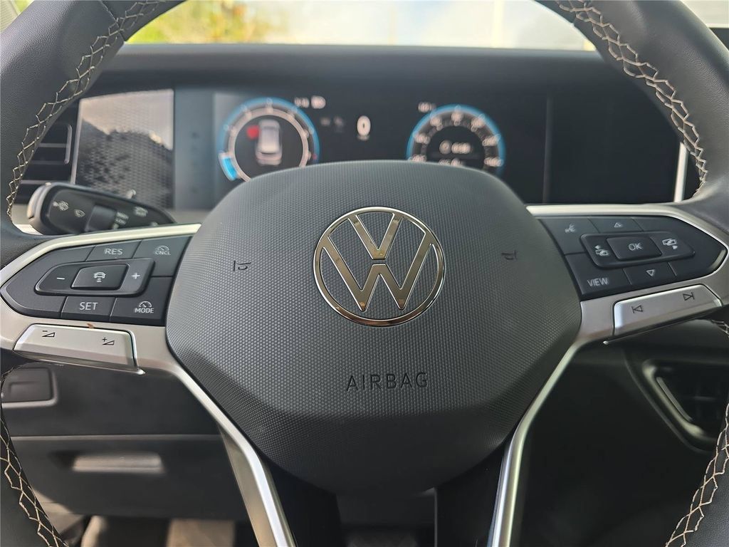 Used 2025 Volkswagen Tiguan SE FWD image 24