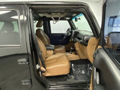 Used 2016 Jeep Wrangler Unlimited Rubicon w/ Connectivity Group AWD/4WD image 23