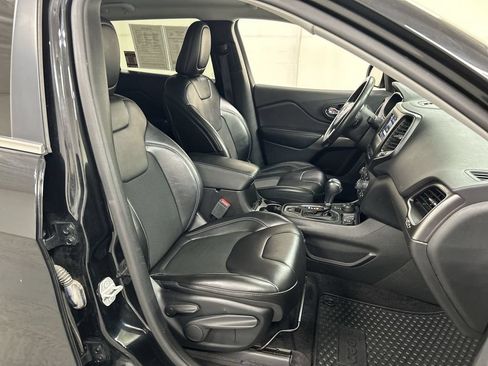 Used 2019 Jeep Cherokee Latitude Plus w/ Cold Weather Group AWD/4WD image 22