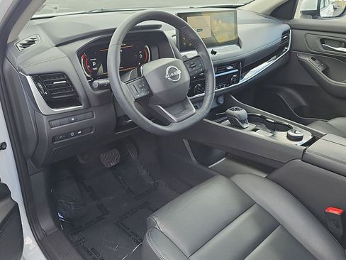 Used 2025 Nissan Rogue SL AWD/4WD image 13