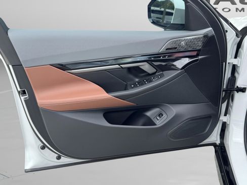 Used 2025 BMW 550e xDrive w/ Premium Package image 27