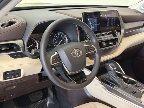 Used 2021 Toyota Highlander Limited FWD image 17