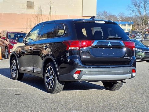 Used 2017 Mitsubishi Outlander SE image 3