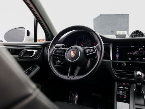 Certified 2024 Porsche Macan image 25