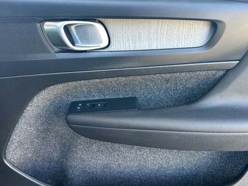 Certified 2025 Volvo XC40 B5 Plus AWD/4WD image 19