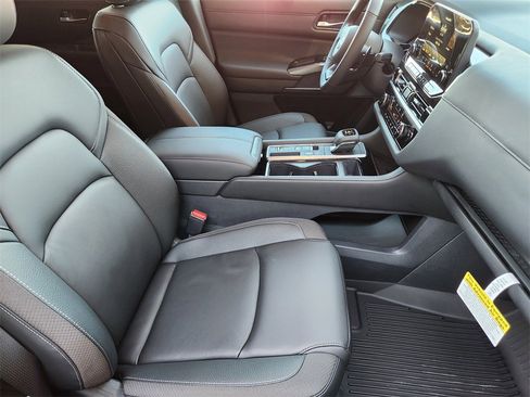 New 2025 Nissan Pathfinder SL image 10