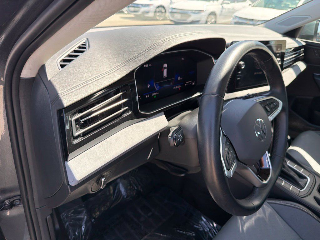 Used 2025 Volkswagen Jetta SE FWD image 15