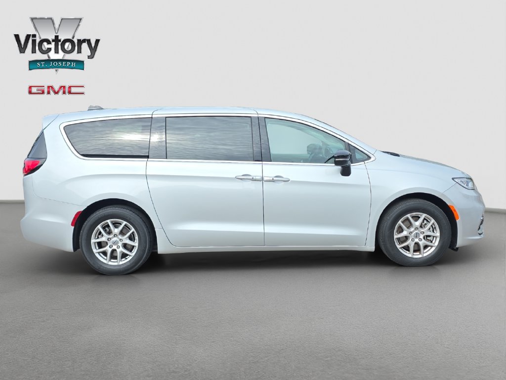 Used 2024 Chrysler Pacifica Touring-L FWD image 19