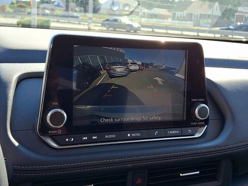 Certified 2025 Nissan Rogue SV image 18