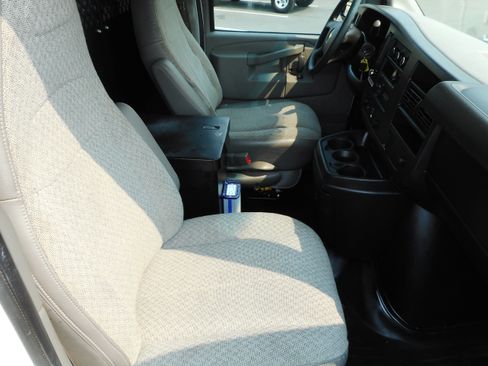 Used 2016 Chevrolet Express 2500 RWD image 25