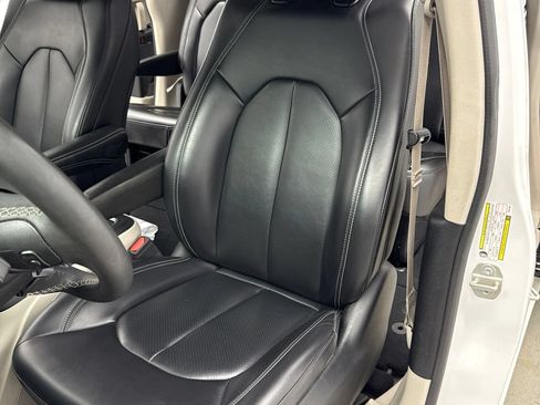 Used 2023 Chrysler Pacifica Touring-L FWD image 9