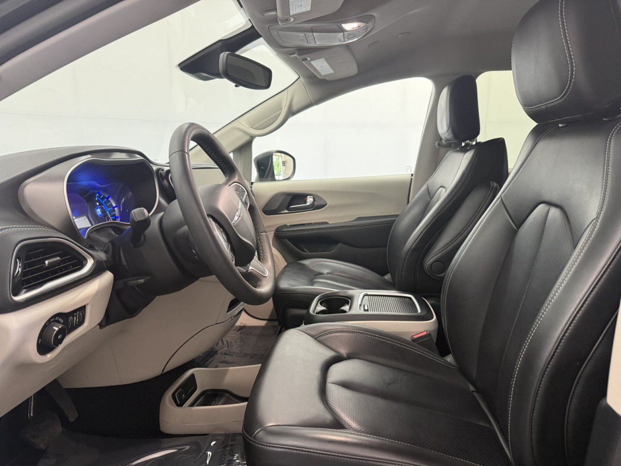 Used 2023 Chrysler Pacifica Touring-L FWD image 15