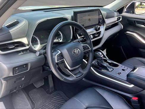 Used 2023 Toyota Highlander XLE FWD image 16