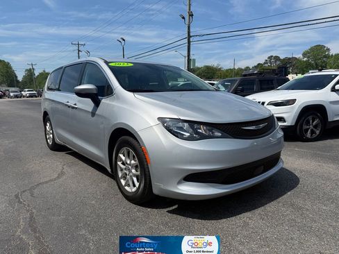 Used 2023 Chrysler Voyager LX image 1