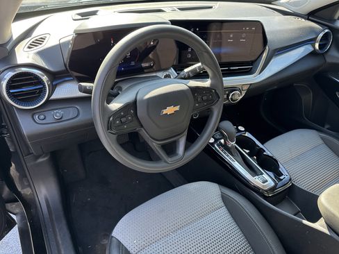 Used 2025 Chevrolet Trax LT image 10