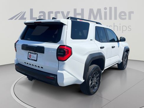 Used 2025 Toyota 4Runner SR5 AWD/4WD image 5