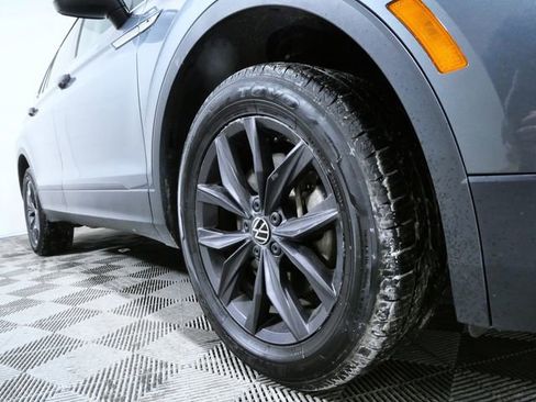 Used 2022 Volkswagen Tiguan SE image 2