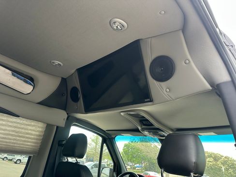 Used 2024 Mercedes-Benz Sprinter 2500 image 8