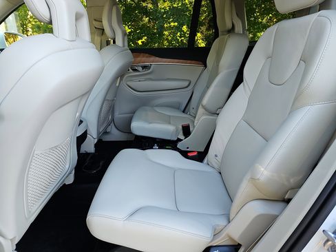 Used 2021 Volvo XC90 T6 Momentum image 15