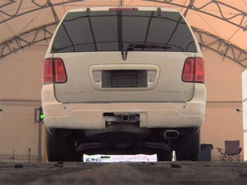 Used 2005 Lincoln Navigator Luxury image 7