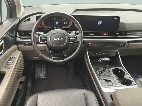 Used 2025 Kia Carnival FWD image 10