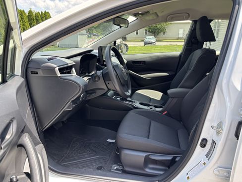 Used 2025 Toyota Corolla LE FWD image 11