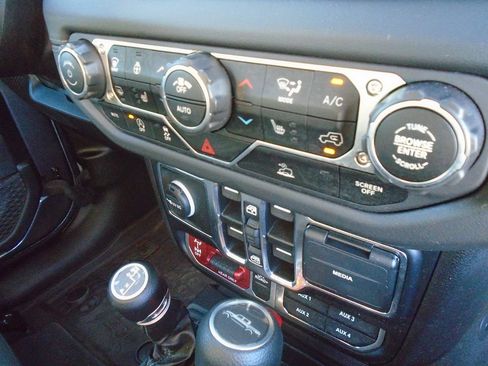 Certified 2024 Jeep Gladiator Mojave w/ Technology Group image 23