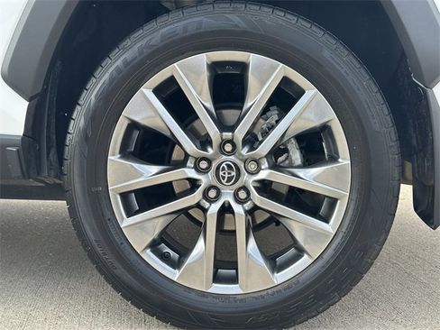 Used 2020 Toyota RAV4 XLE Premium image 9