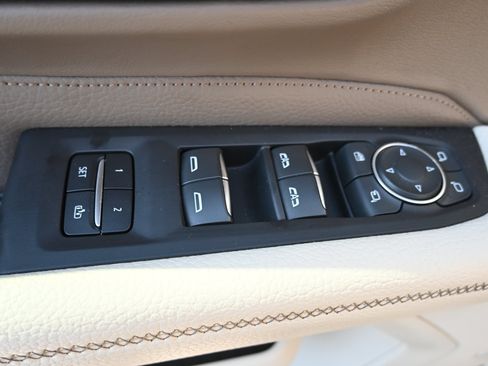 Used 2021 GMC Yukon XL Denali w/ Denali Premium Package AWD/4WD image 15