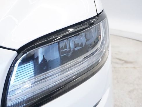 Used 2019 Lincoln Nautilus Select image 12