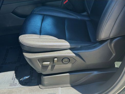 Used 2023 Chevrolet Suburban LT RWD image 15