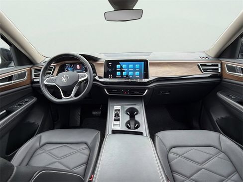 Used 2024 Volkswagen Atlas SE image 11