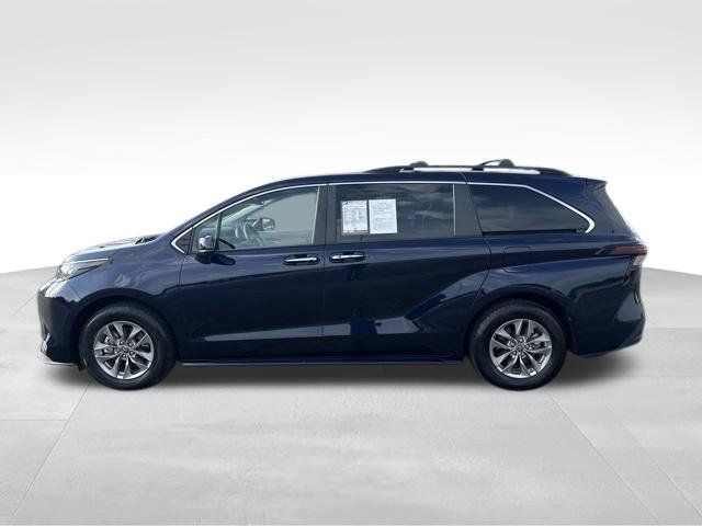 Used 2023 Toyota Sienna XLE FWD image 2