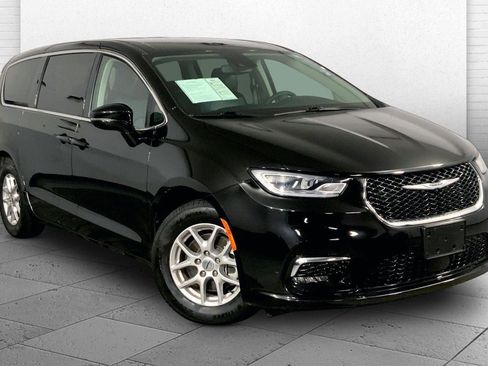 Used 2024 Chrysler Pacifica Touring-L FWD image 1